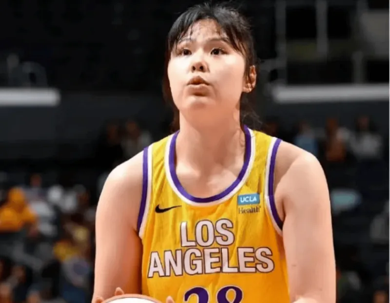 完美的一击！ WNBA火花VS风暴：李月汝上半场拿下6分5篮板